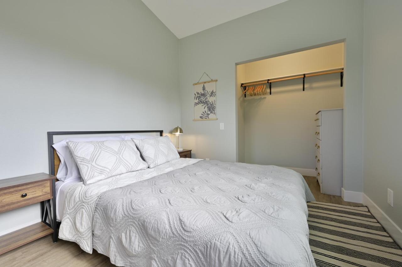 Modern Upstairs Loft - Newly Renovated! Villa Salem Exterior photo